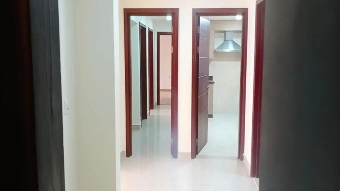شقه للبيع في هايد بارك تشطيب بالمطبخ والتكيفات195م