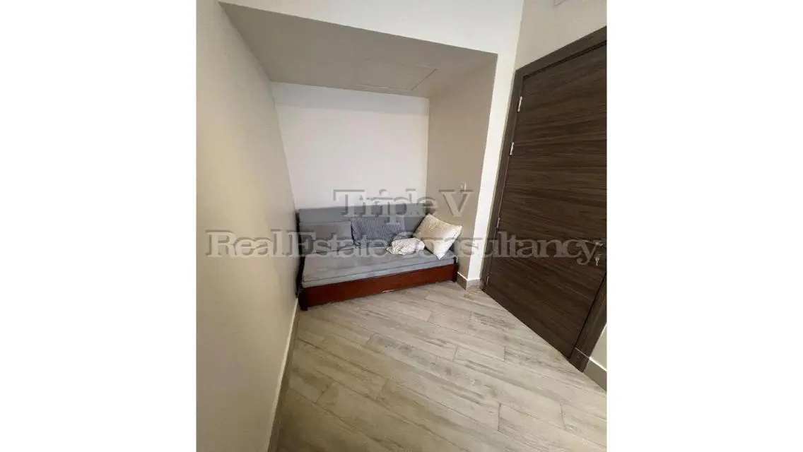 3 Beds Apt With Kitchen, Ac&#39;s, Heaters, Dressing