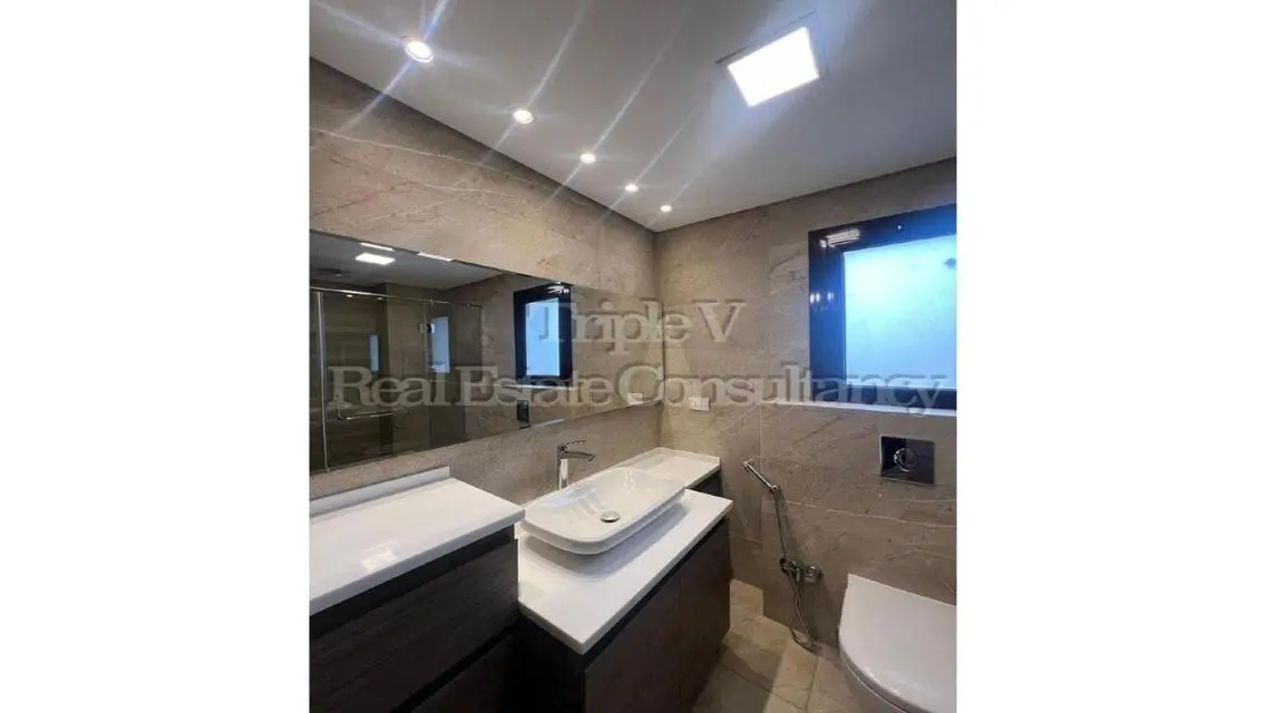 3 Beds Apt With Kitchen, Ac&#39;s, Heaters, Dressing