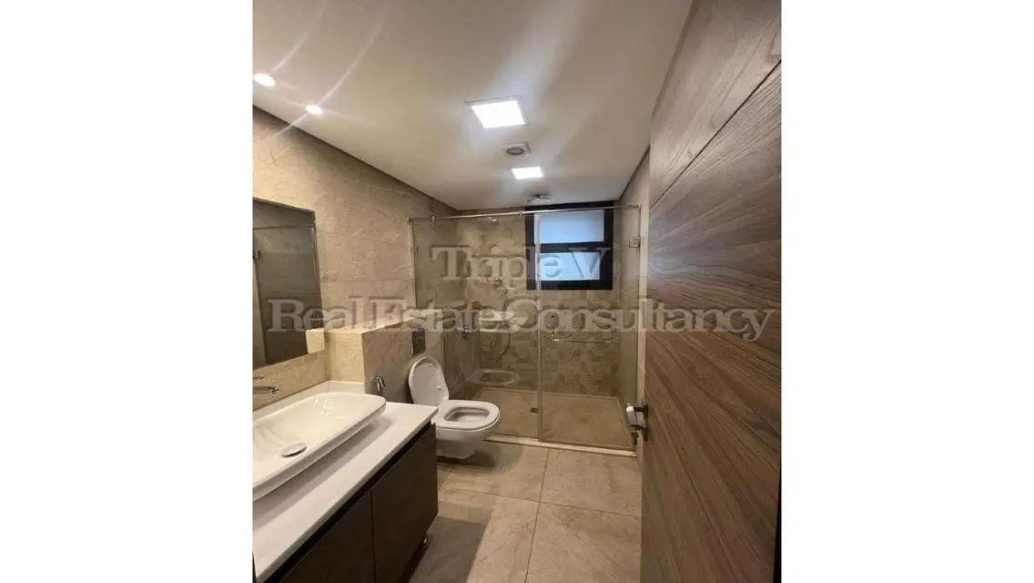 3 Beds Apt With Kitchen, Ac&#39;s, Heaters, Dressing