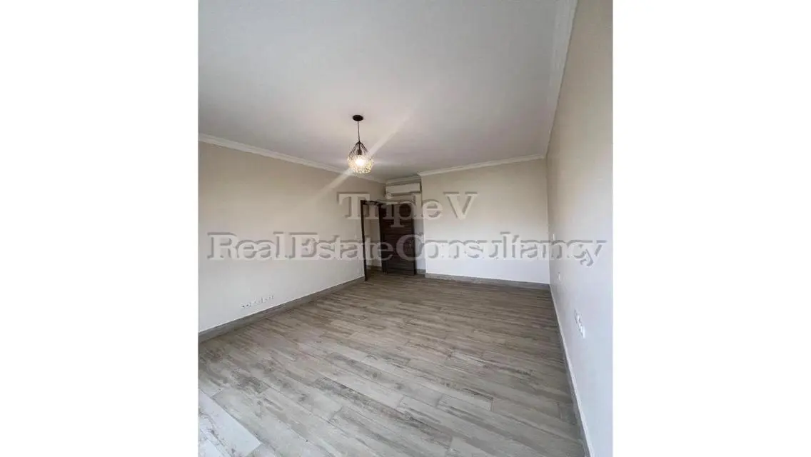 3 Beds Apt With Kitchen, Ac&#39;s, Heaters, Dressing