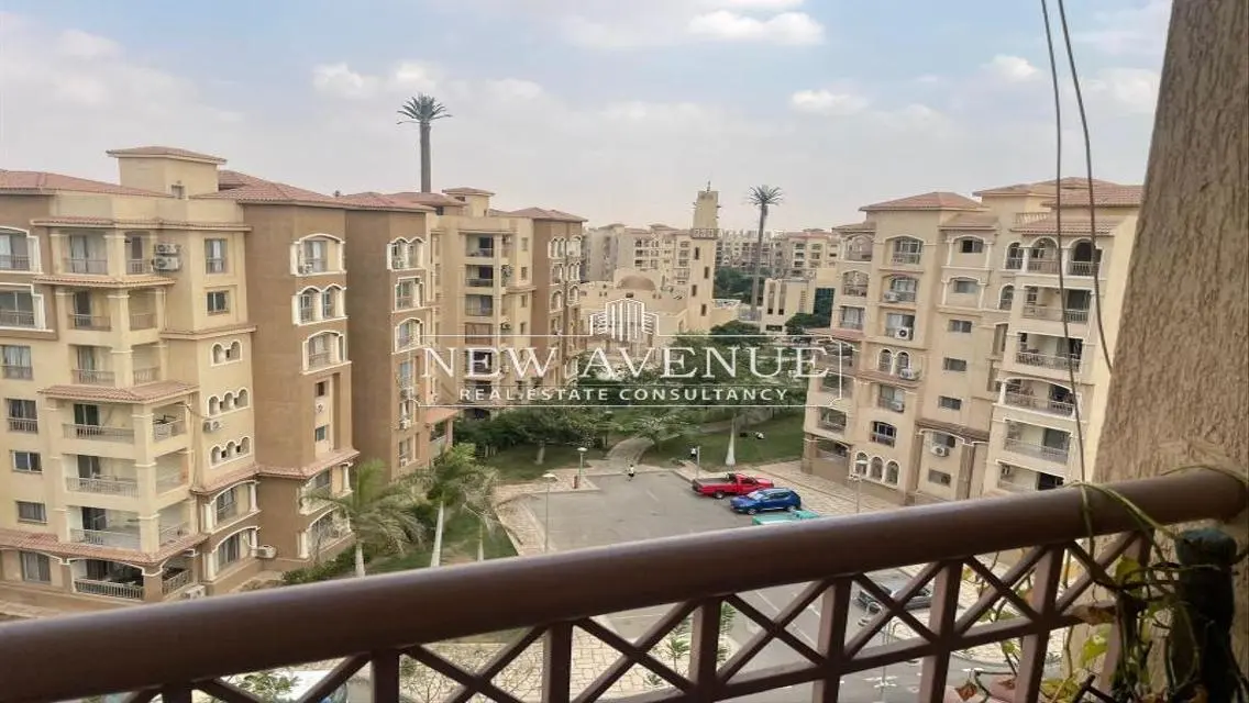 شقه اقل من سعر السوق متشطبه فيو مفتوح علي حديقه