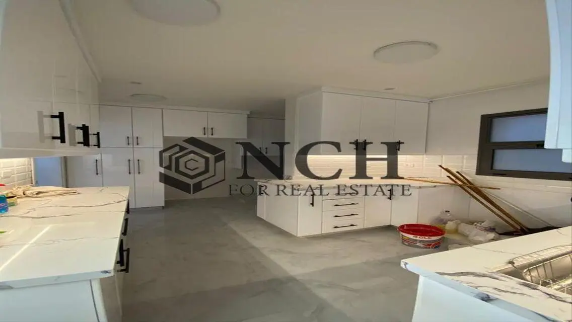 LUXURIOUS APT 195M FOR RENT, KITCHEN AND ACS .