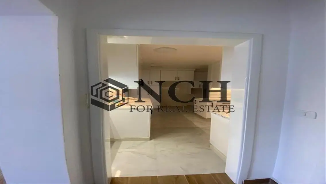 LUXURIOUS APT 195M FOR RENT, KITCHEN AND ACS .