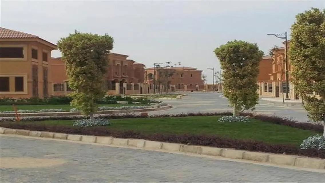 فيلا ستاند الون بكمبوند رويال ميدوز لوكيشين مميز