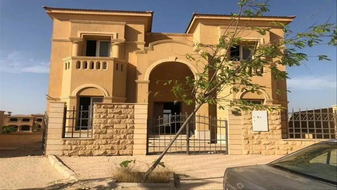 فيلا ستاند الون بكمبوند رويال ميدوز لوكيشين مميز