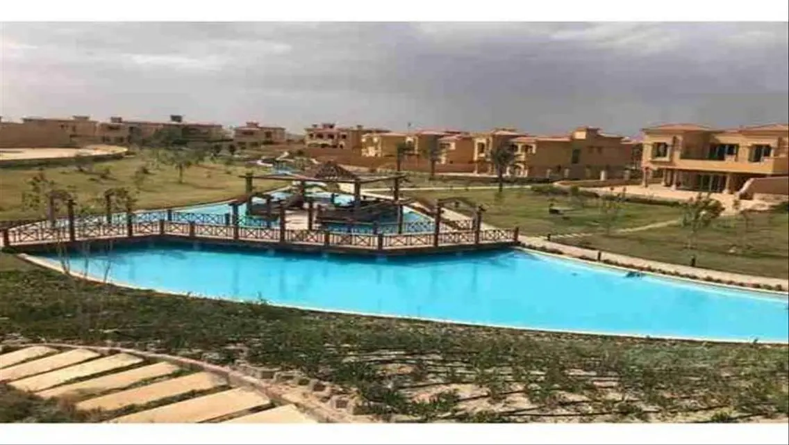 فيلا ستاند الون بكمبوند رويال ميدوز لوكيشين مميز