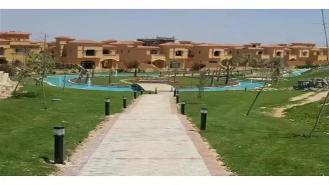 فيلا ستاند الون بكمبوند رويال ميدوز لوكيشين مميز