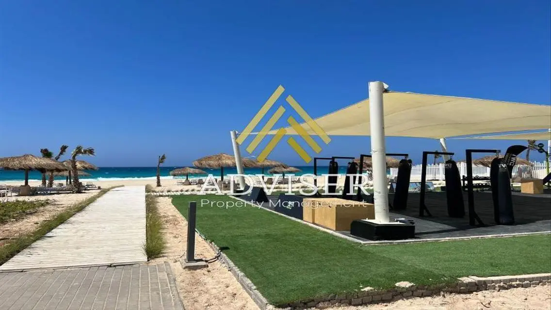 فيلا فاخرة مطلة على البحيرات في موقع متميز