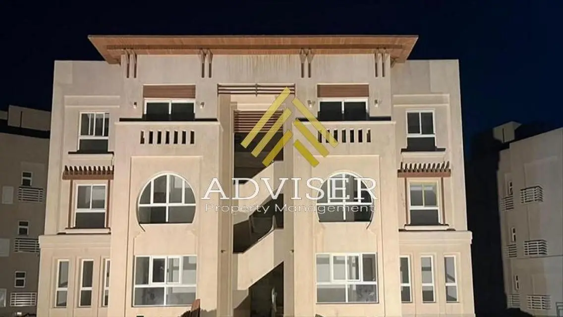 فيلا فاخرة مطلة على البحيرات في موقع متميز
