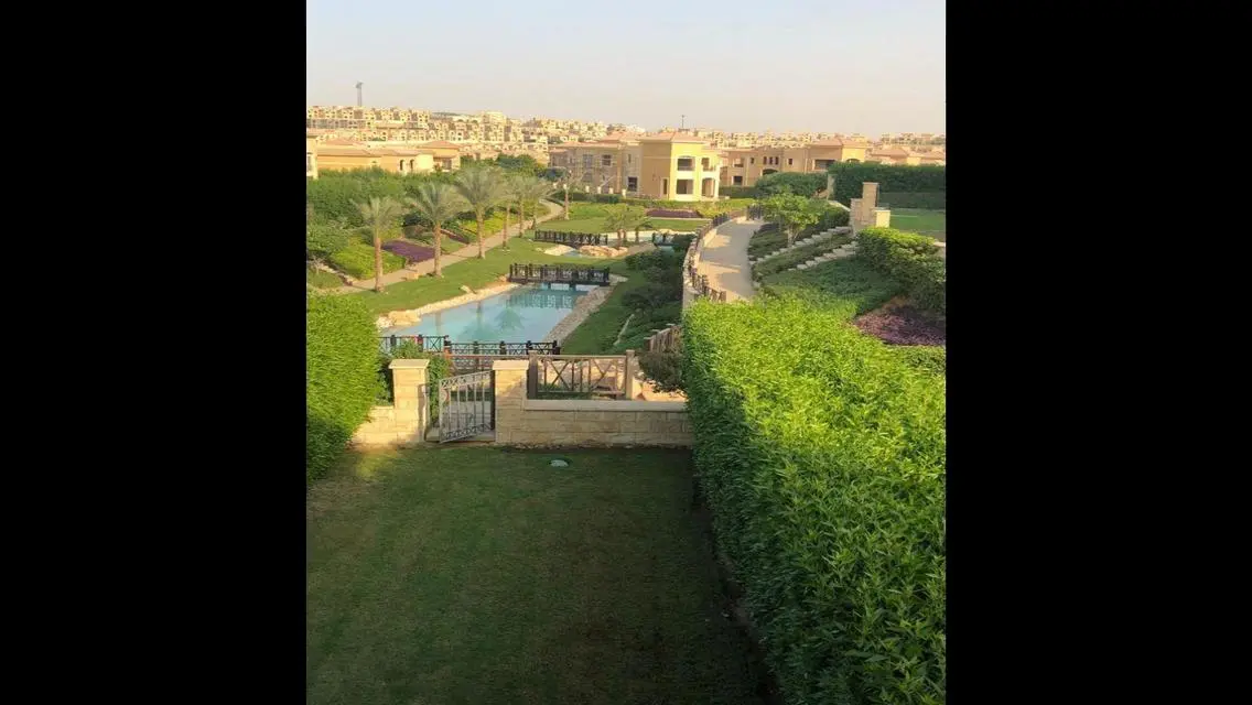 فيلا للايجار نص مفروش فى كمبوند ستون بارك