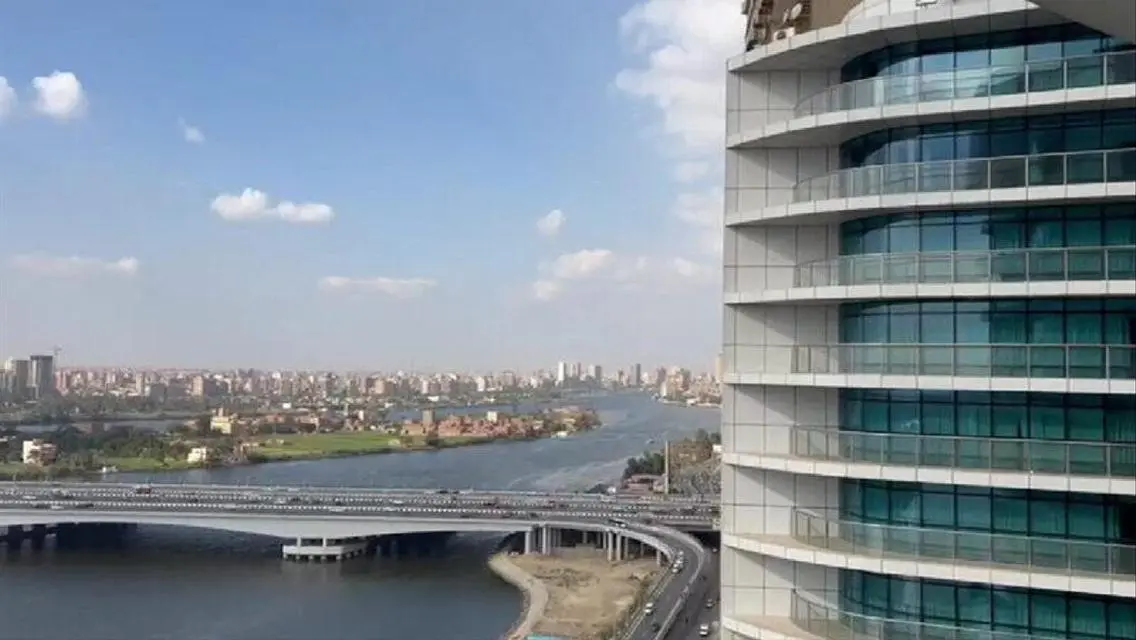 بإطلالة خيالية على نهر النيل والأهرامات من هيلتون