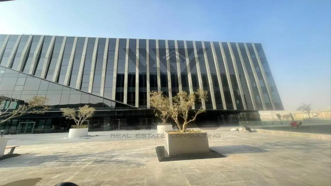 مكتب دور ارضي للايجار دقايق للجامعة الامريكية-300م