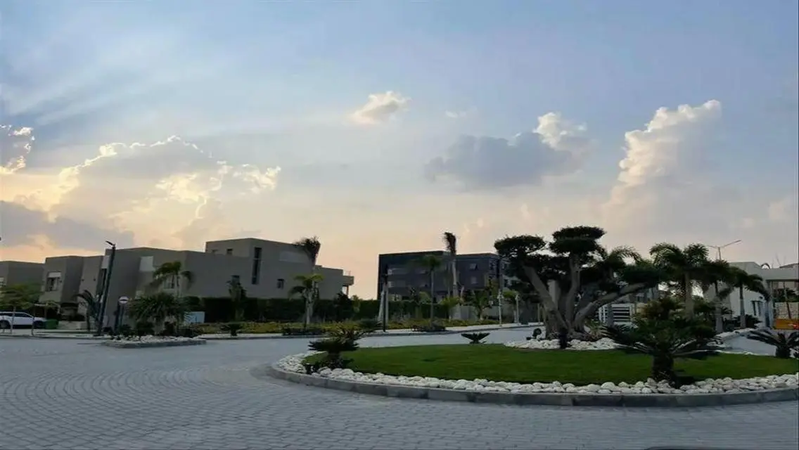 Twin house Villa Rrady to move in Tawny Hyde Park