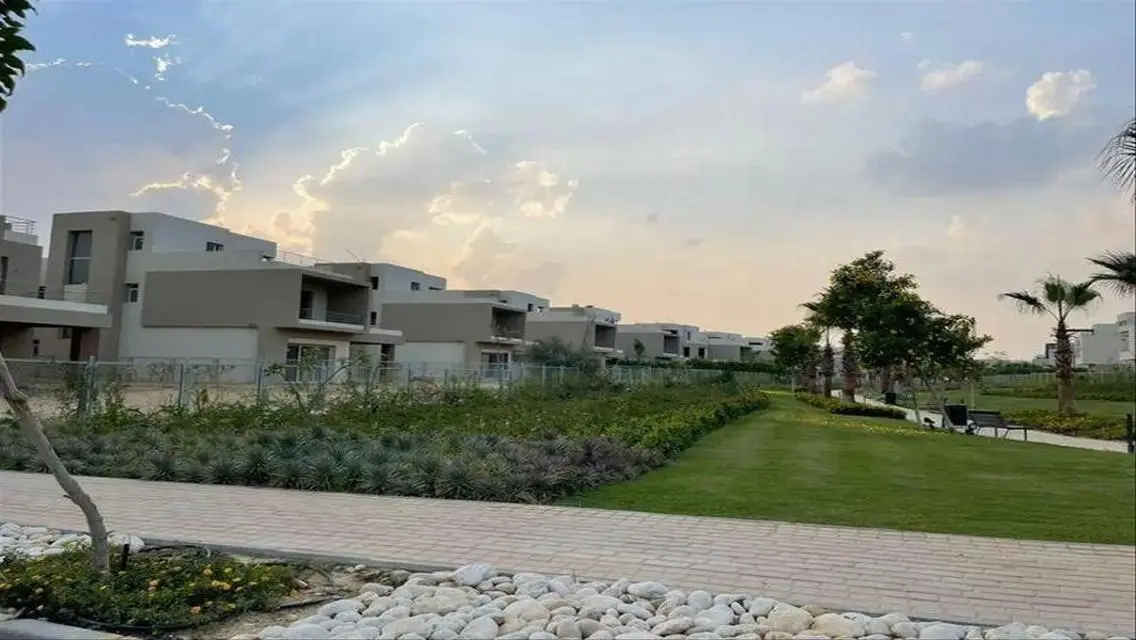 Twin house Villa Rrady to move in Tawny Hyde Park