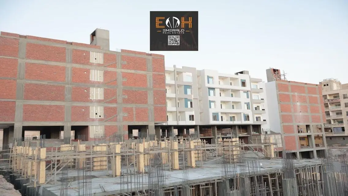 شقة فاخرة بمساحة واسعة مع حديقة خاصة وحمام سباحة
