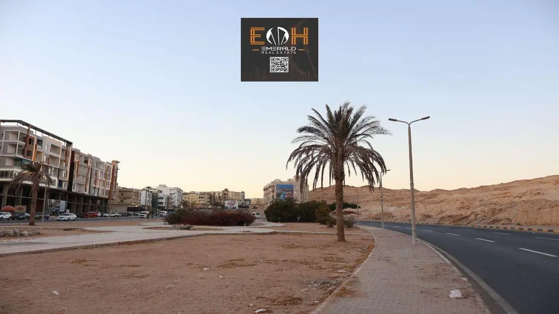 شقة فاخرة بمساحة واسعة مع حديقة خاصة وحمام سباحة