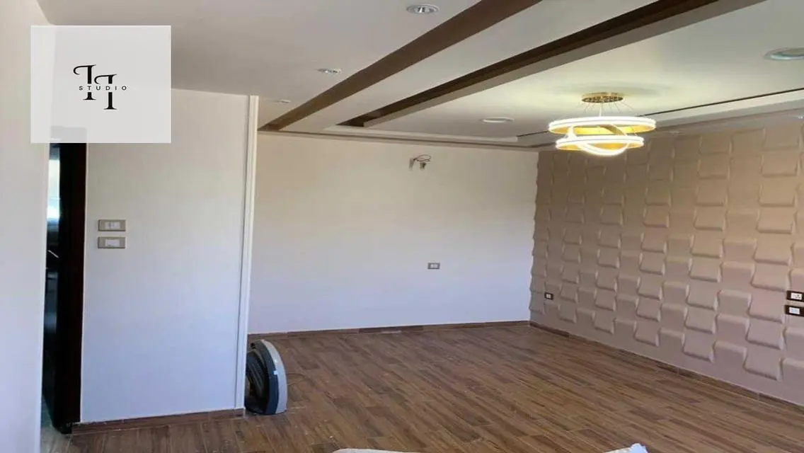 flat for rent with prime location in the square