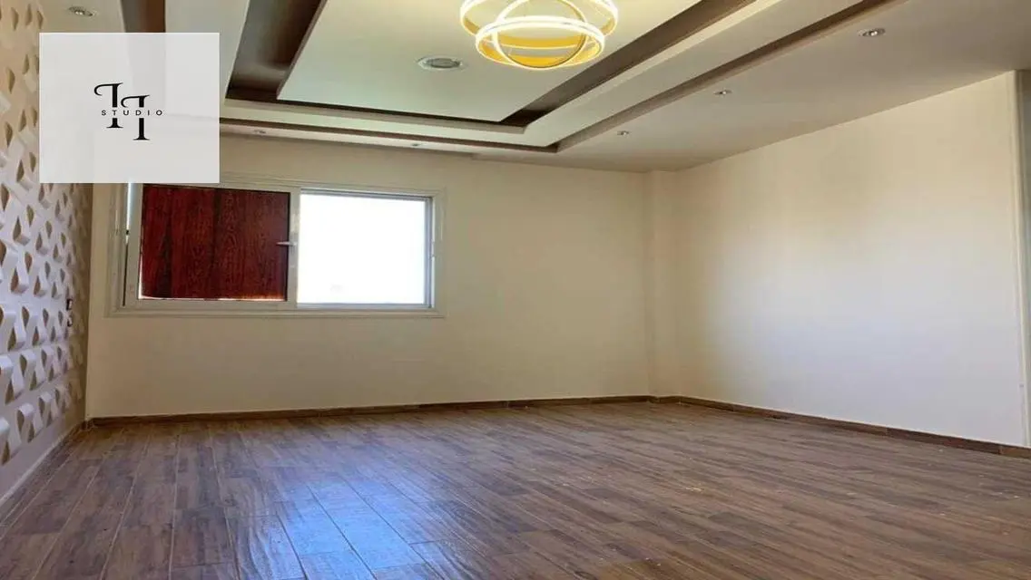 flat for rent with prime location in the square