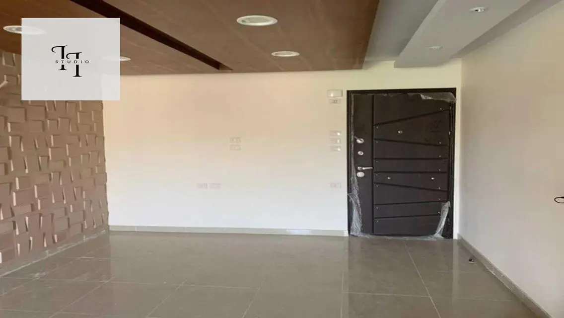 flat for rent with prime location in the square
