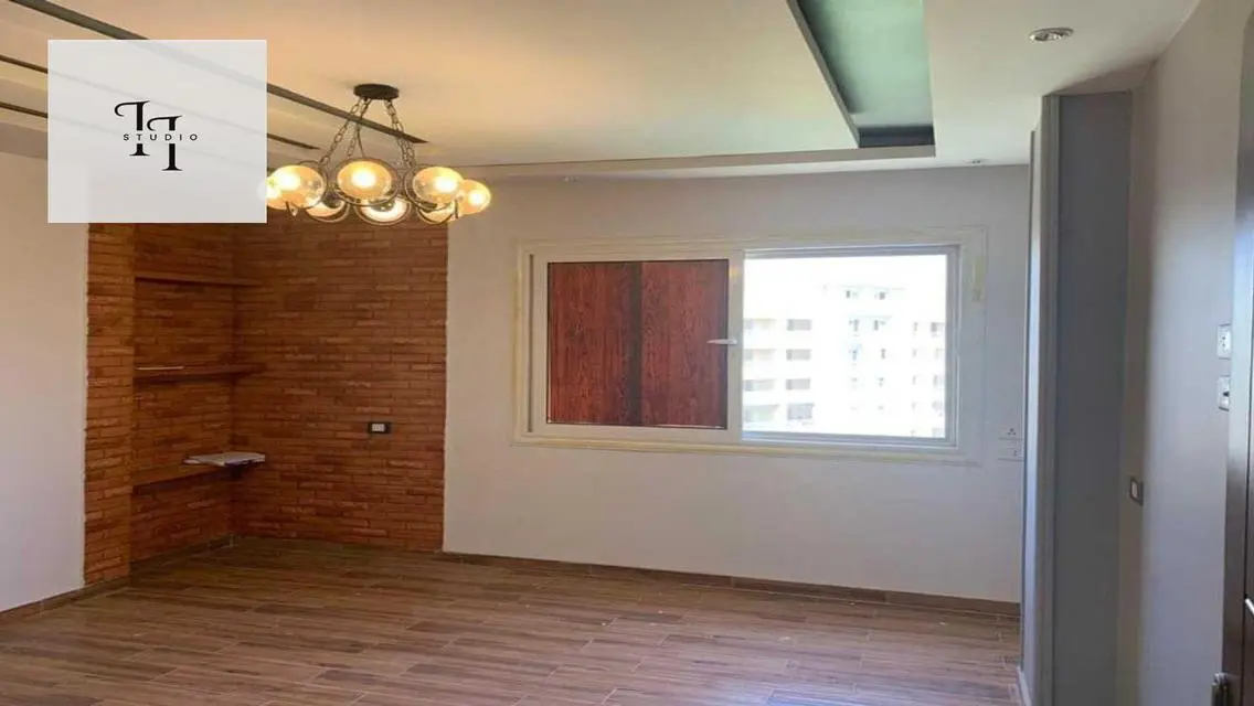 flat for rent with prime location in the square