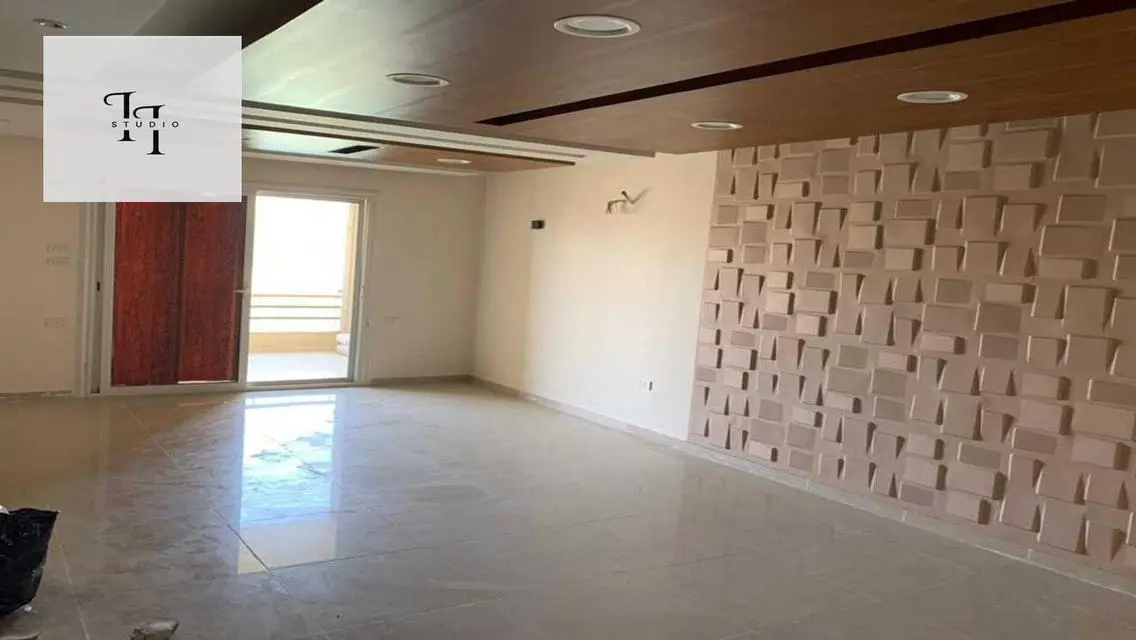 flat for rent with prime location in the square