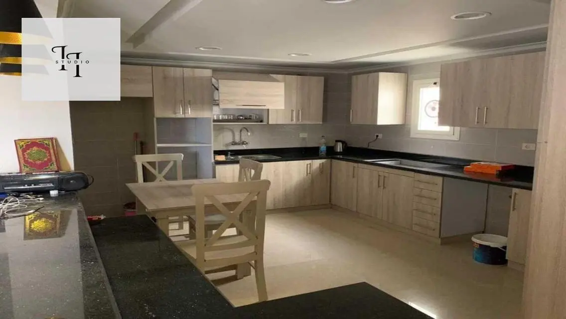 flat for rent with prime location in the square