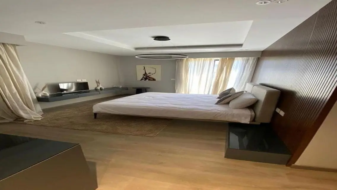 Luxury Finished apartment +garden in Village West