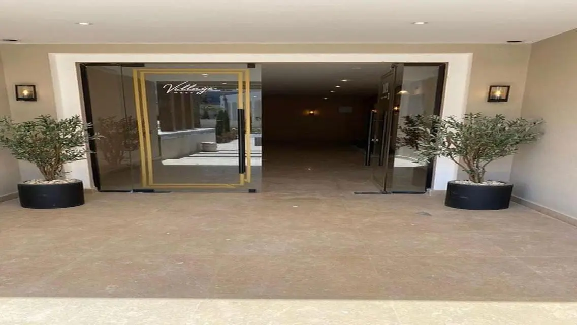 Luxury Finished apartment +garden in Village West