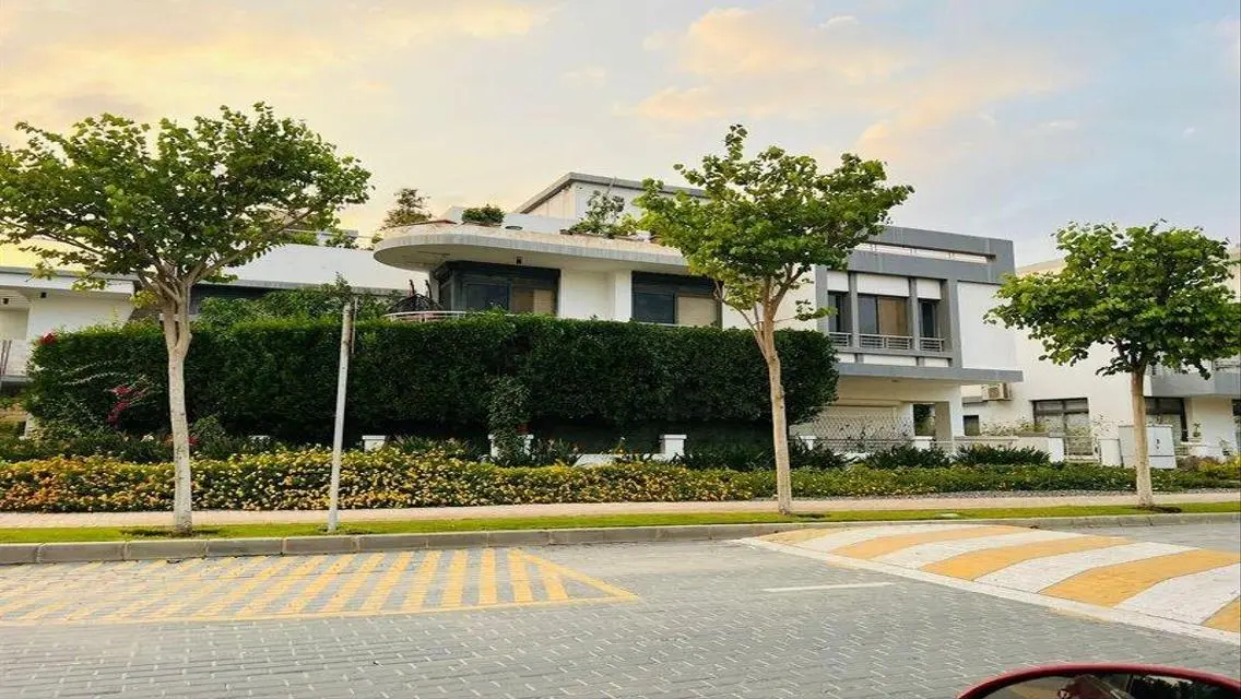 Luxury Villa with Spacious Interiors and Elegant