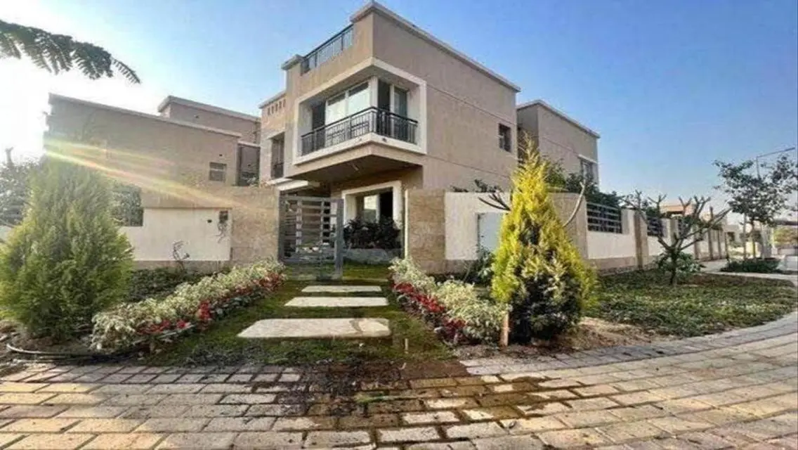 Luxury Villa with Spacious Interiors and Elegant