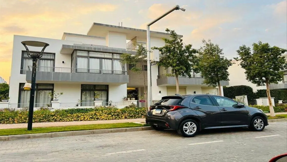 Luxury Villa with Spacious Interiors and Elegant