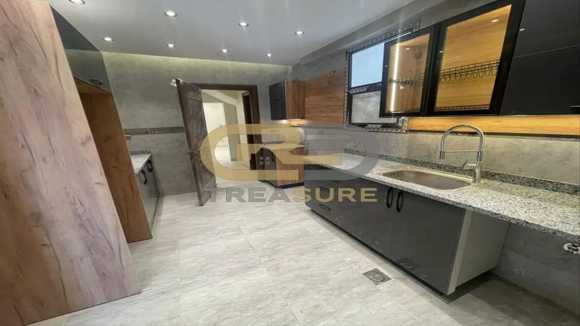 Duplex with garden for rent in Eastown Kitchen+Acs