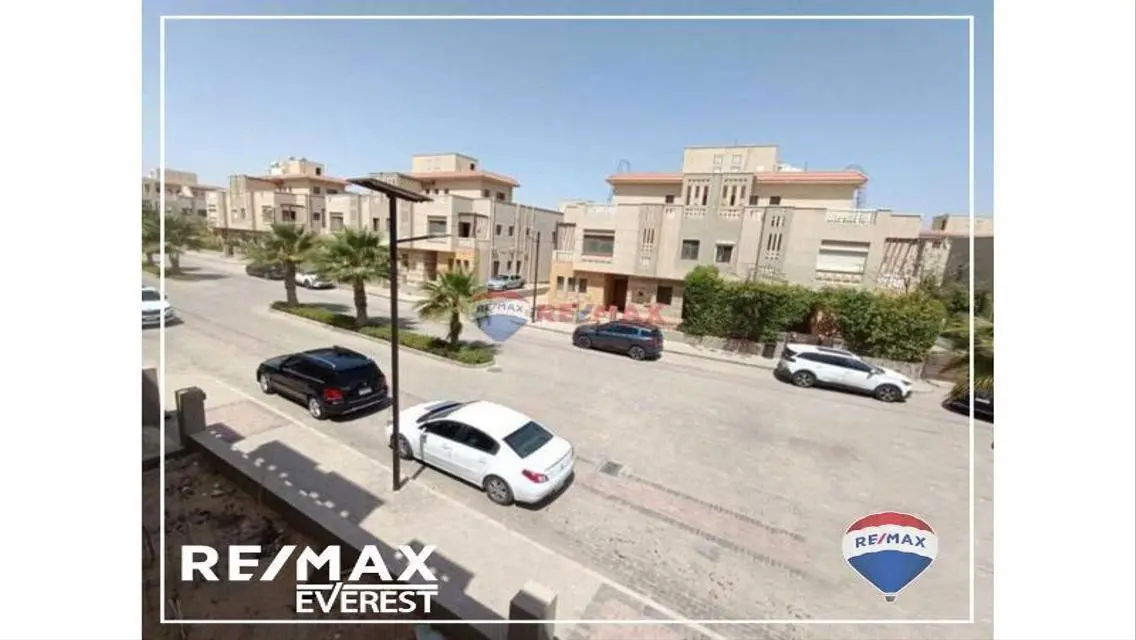 توين هاوس نصف تشطيب باكبر مساحة ارض في جرين 4
