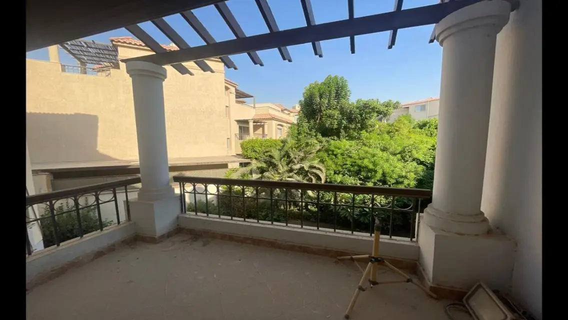 فيلا للايجار نص مفروش فى كمبوند قطاميه ريزدنس