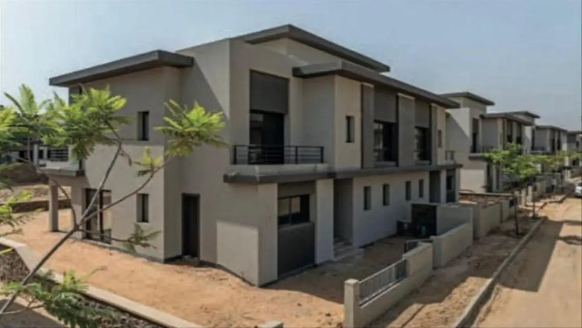 Luxurious Villa for Sale with Spacious Grounds at Swan Lake