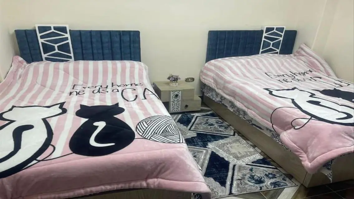شقه للايجار بجاردن  مكيفه بالكامل بكومباوند الزهوه