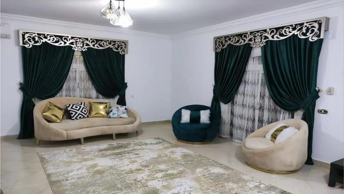 شقه للايجار بجاردن  مكيفه بالكامل بكومباوند الزهوه