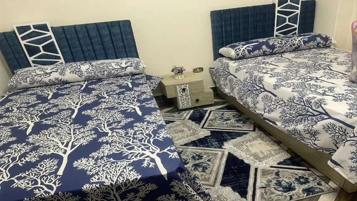 شقه للايجار بجاردن  مكيفه بالكامل بكومباوند الزهوه