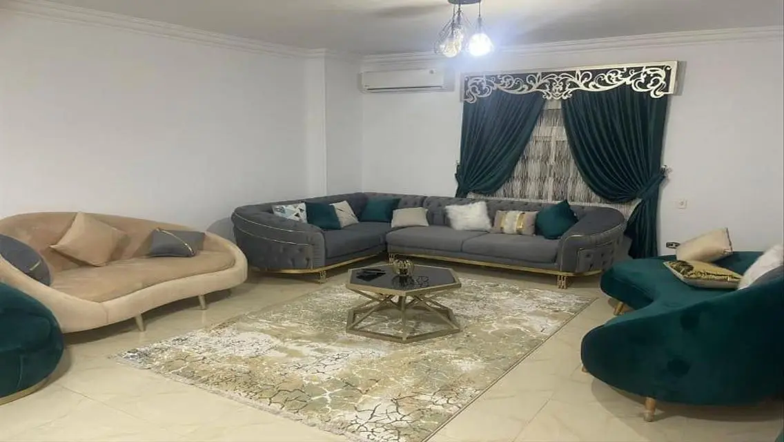 شقه للايجار بجاردن  مكيفه بالكامل بكومباوند الزهوه