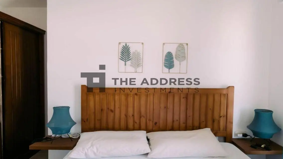 Fully furnished Chalet over pool in Mountain View