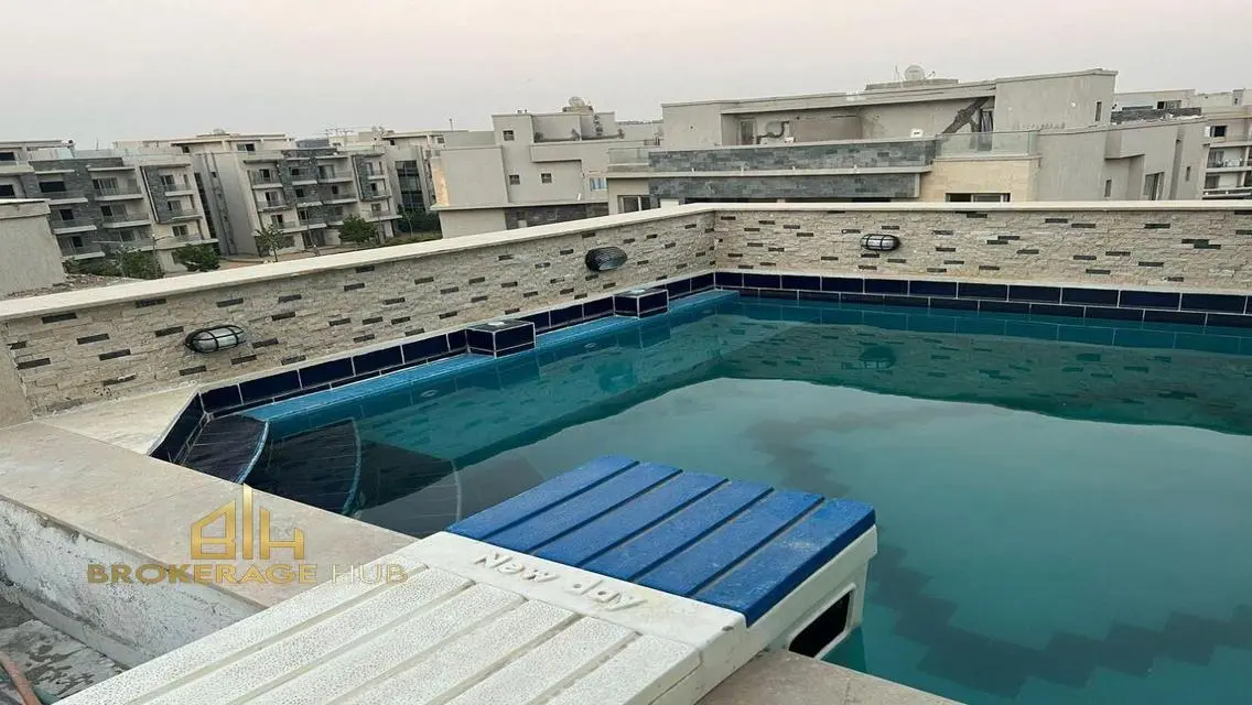 بنتهاوس بالمطبخ والتكييفات وحمام سباحة للإيجار