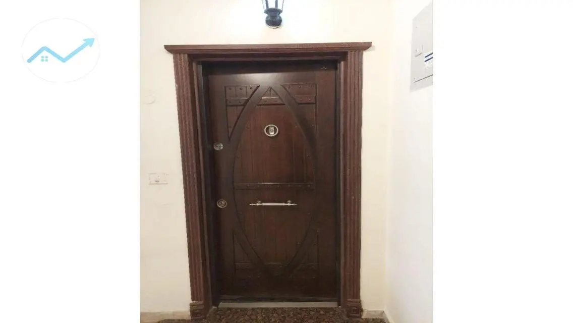 شقة فاخرة بـ 3 غرف نوم مع شرفة وحارس أمن للمبيع