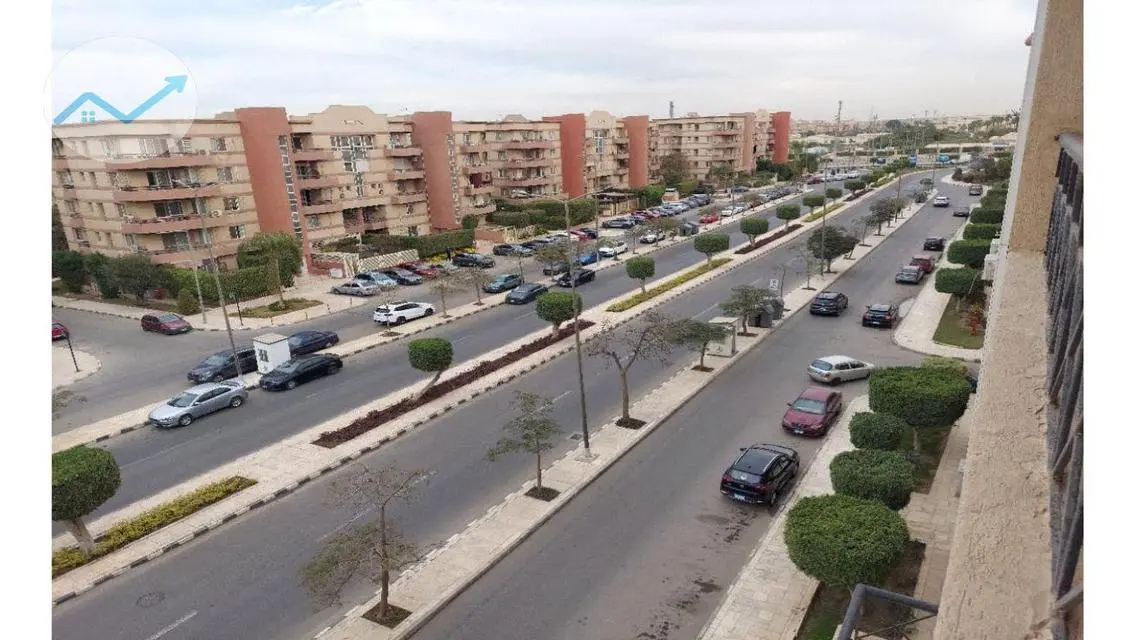 شقة فاخرة بـ 3 غرف نوم مع شرفة وحارس أمن للمبيع