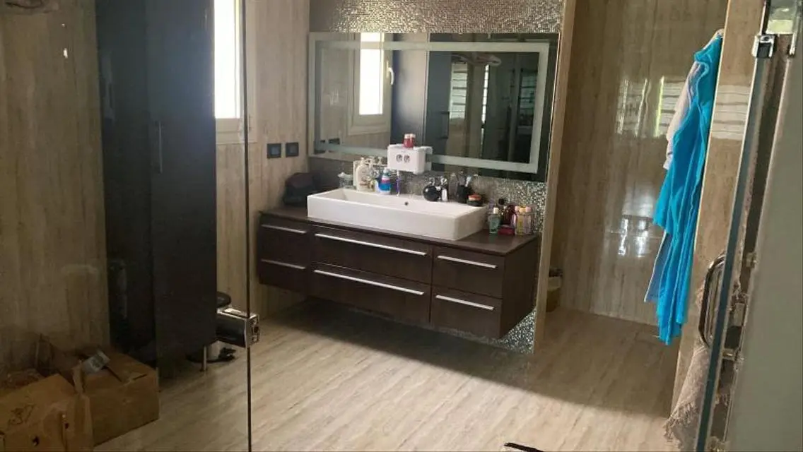 فيلا في قطاميه ريزدينس في التجمع متشطبه بالكامل