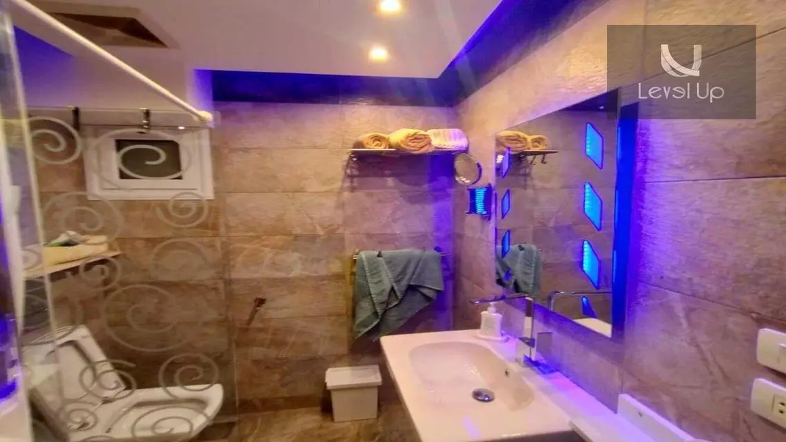 شقة للبيع فى لوكيشن مميز وتشطيب لقطة فى المهندسين