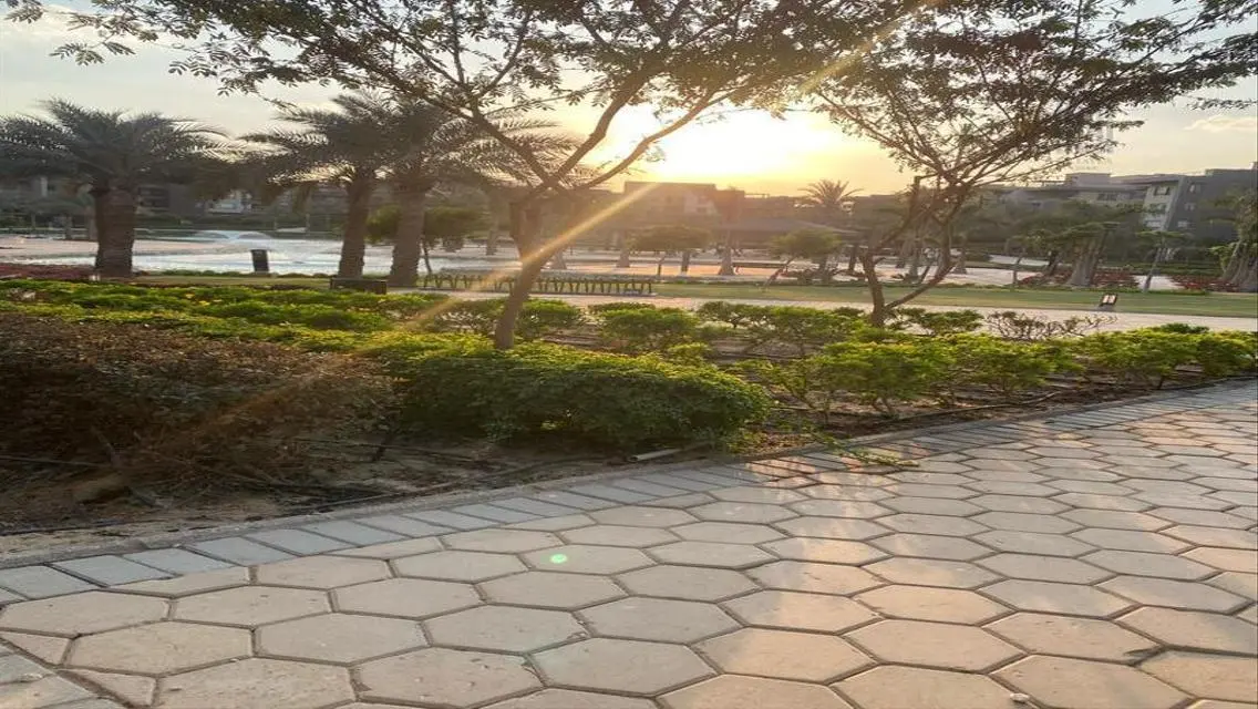 للإيجار شقة ارضي بجاردن في نيو جيزة-امبرفيل .