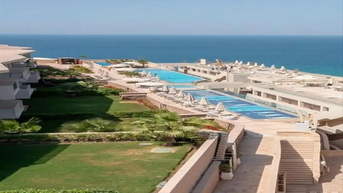 شقة فاخرة للبيع بإطلالة على البحيرة