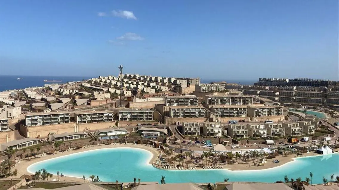 شقة فاخرة للبيع بإطلالة على البحيرة