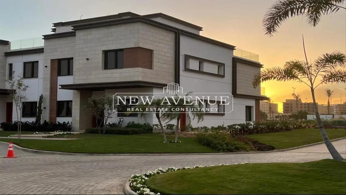 Ready to move 5 beds Town house Middle in Azzar 2